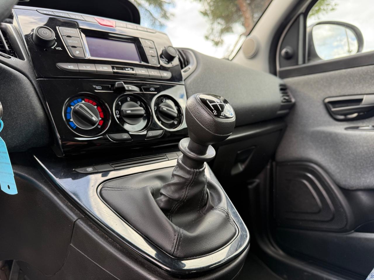 Lancia Ypsilon 1.0 FireFly 5 porte S&S Hybrid Ecochic Silver