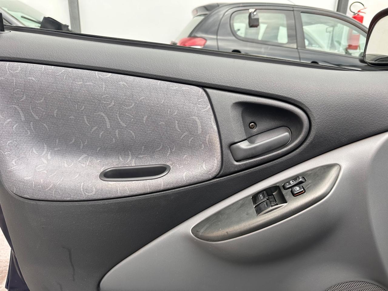 Toyota Yaris 1.0i 16V cat 5 porte Sol