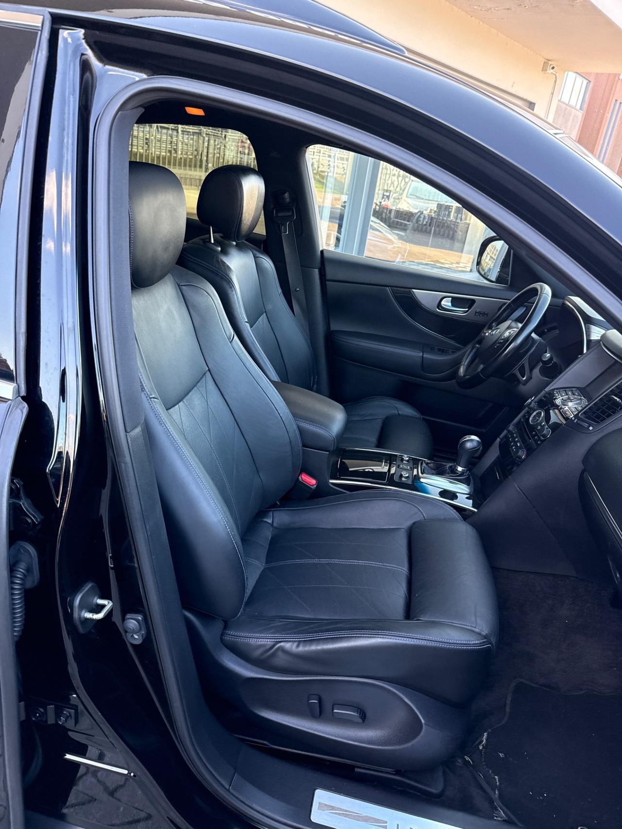Infiniti QX70 3.0 diesel V6 AT S Design