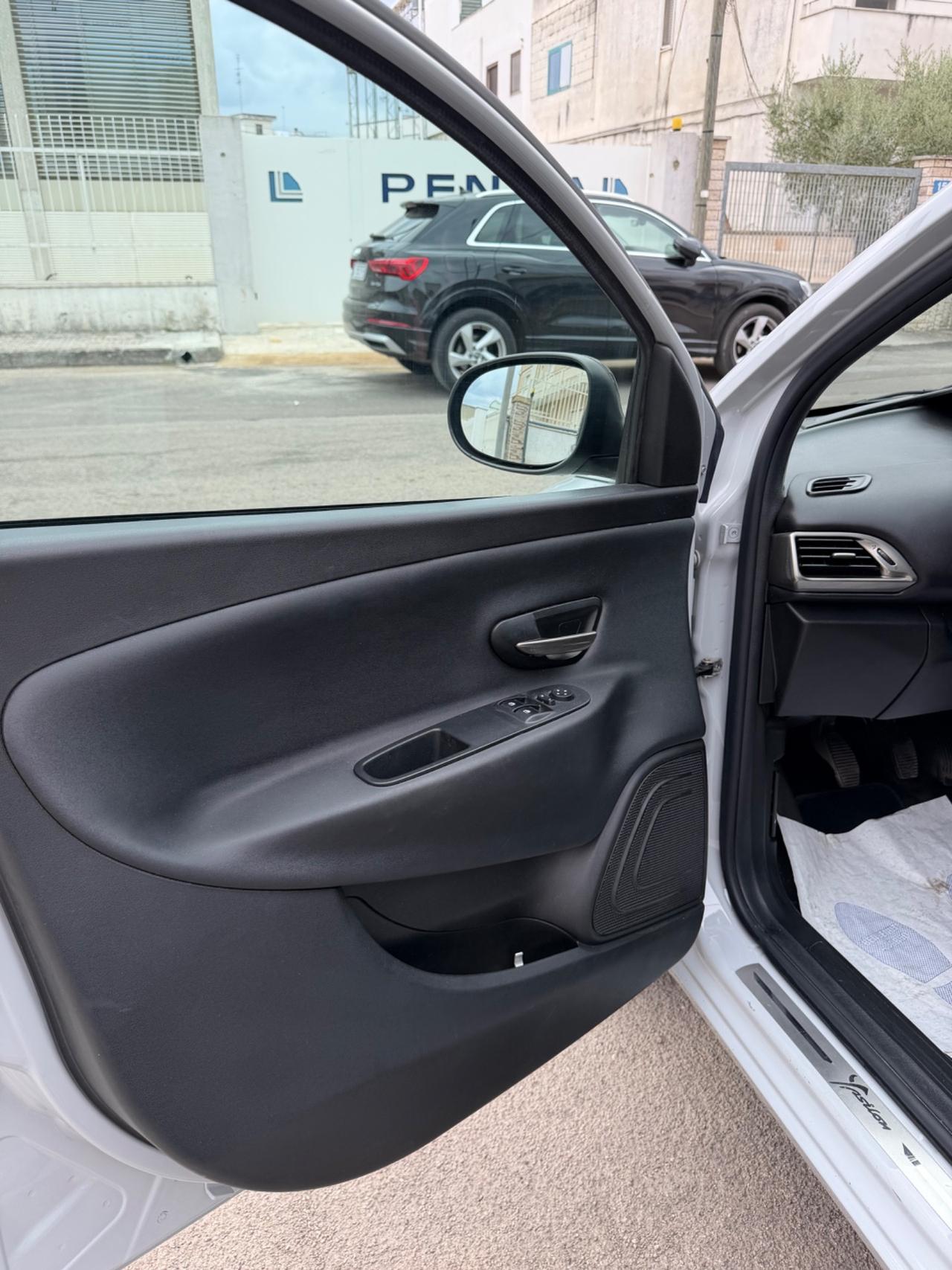 Lancia Ypsilon 1.2 69 CV GPL Ecochic Gold-2021