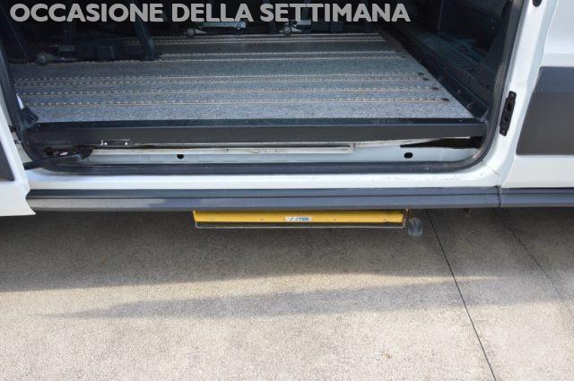 FORD Transit 9 POSTI CON PEDANA DI CARICO