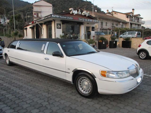 LINCOLN Town Car Limousine