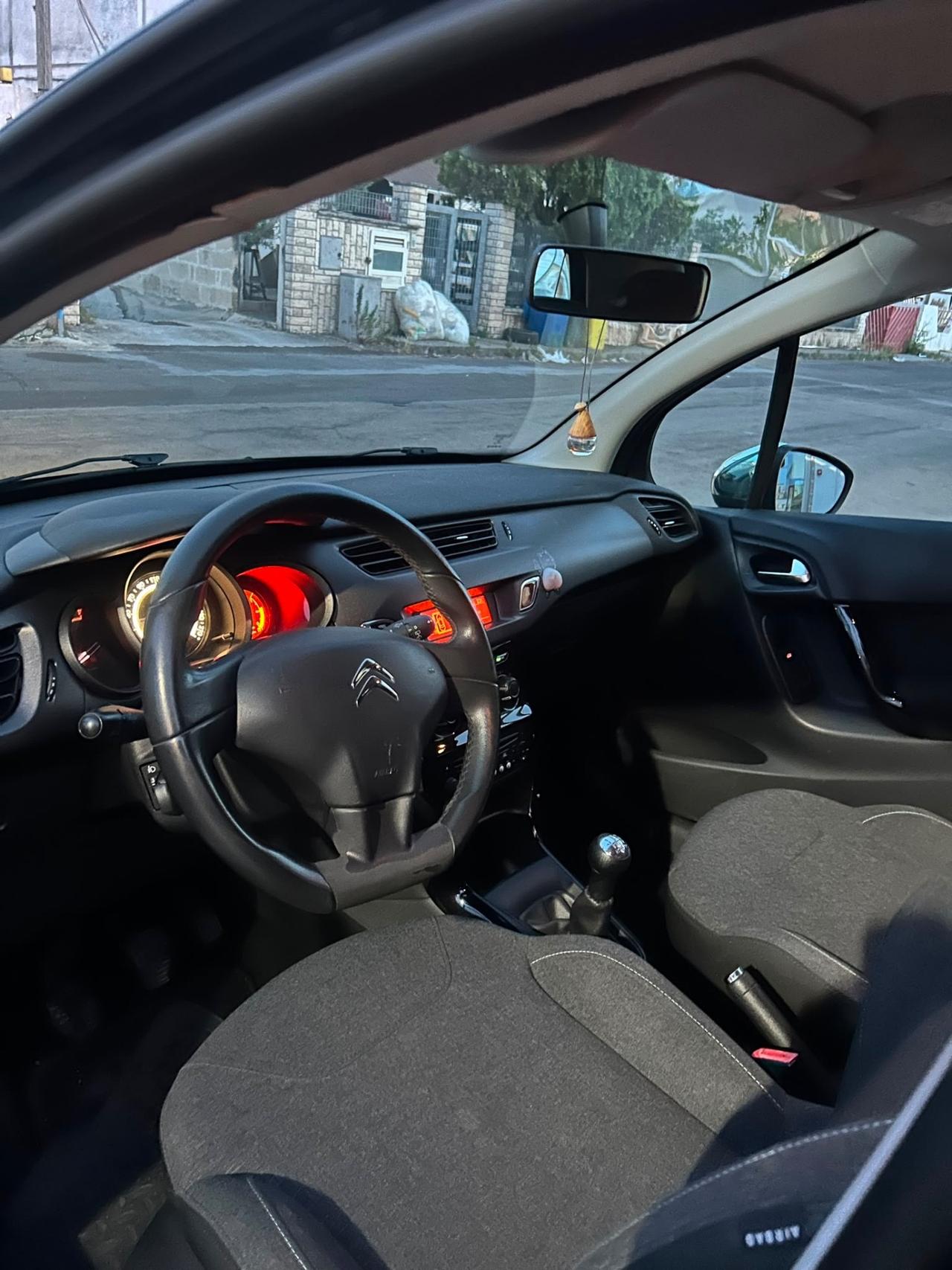 Citroen C3 Exclusive-2015 LED/USB