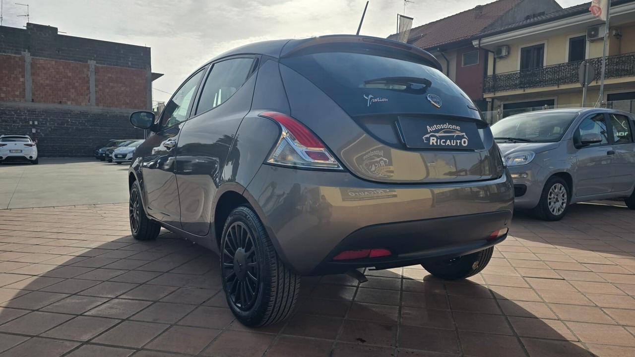 Lancia Ypsilon 1.0 FireFly 5 porte S&S Hybrid Ecochic Silver
