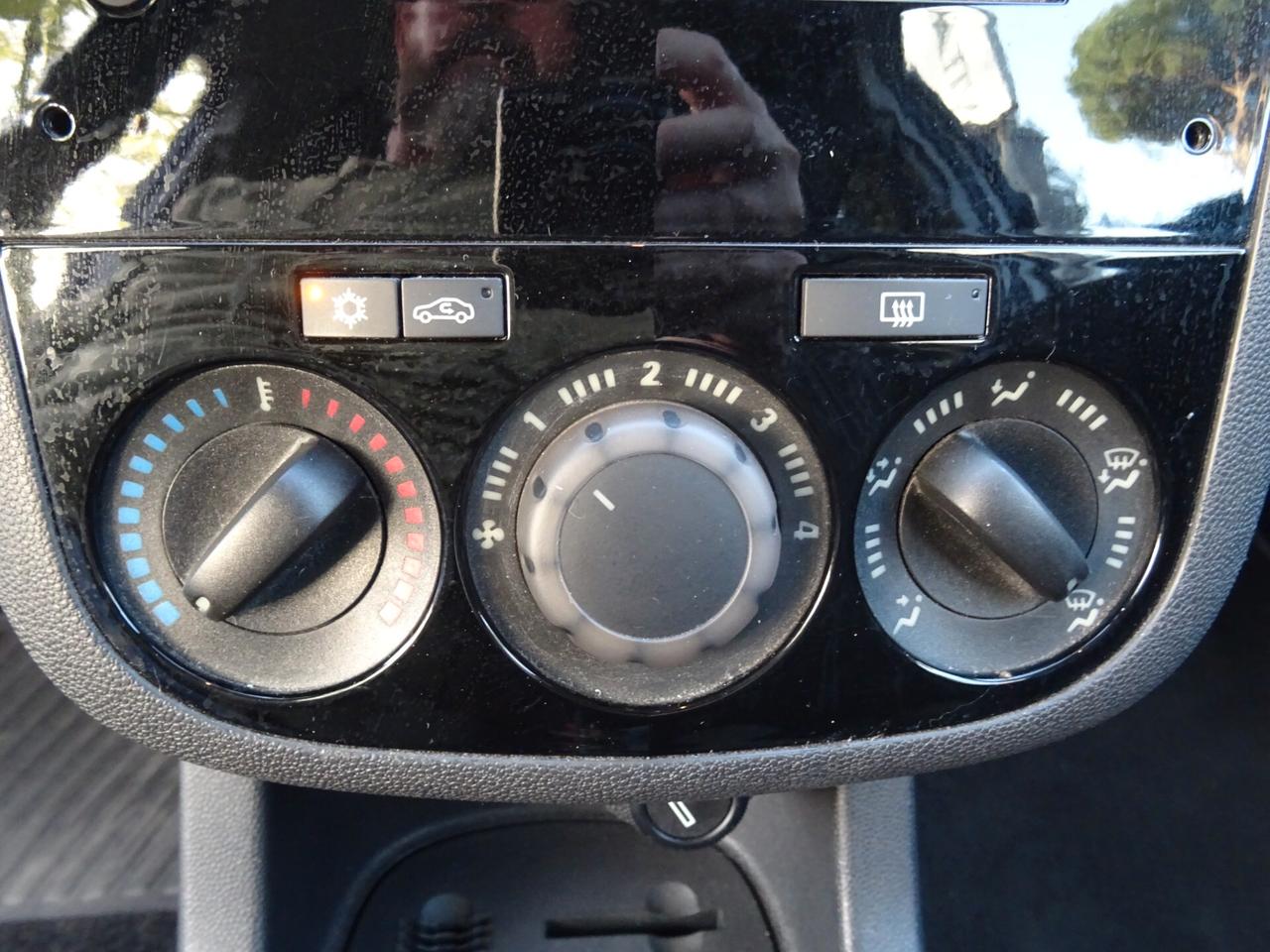 Opel Corsa 1.2 3 porte Club OK NEOPATENTATI