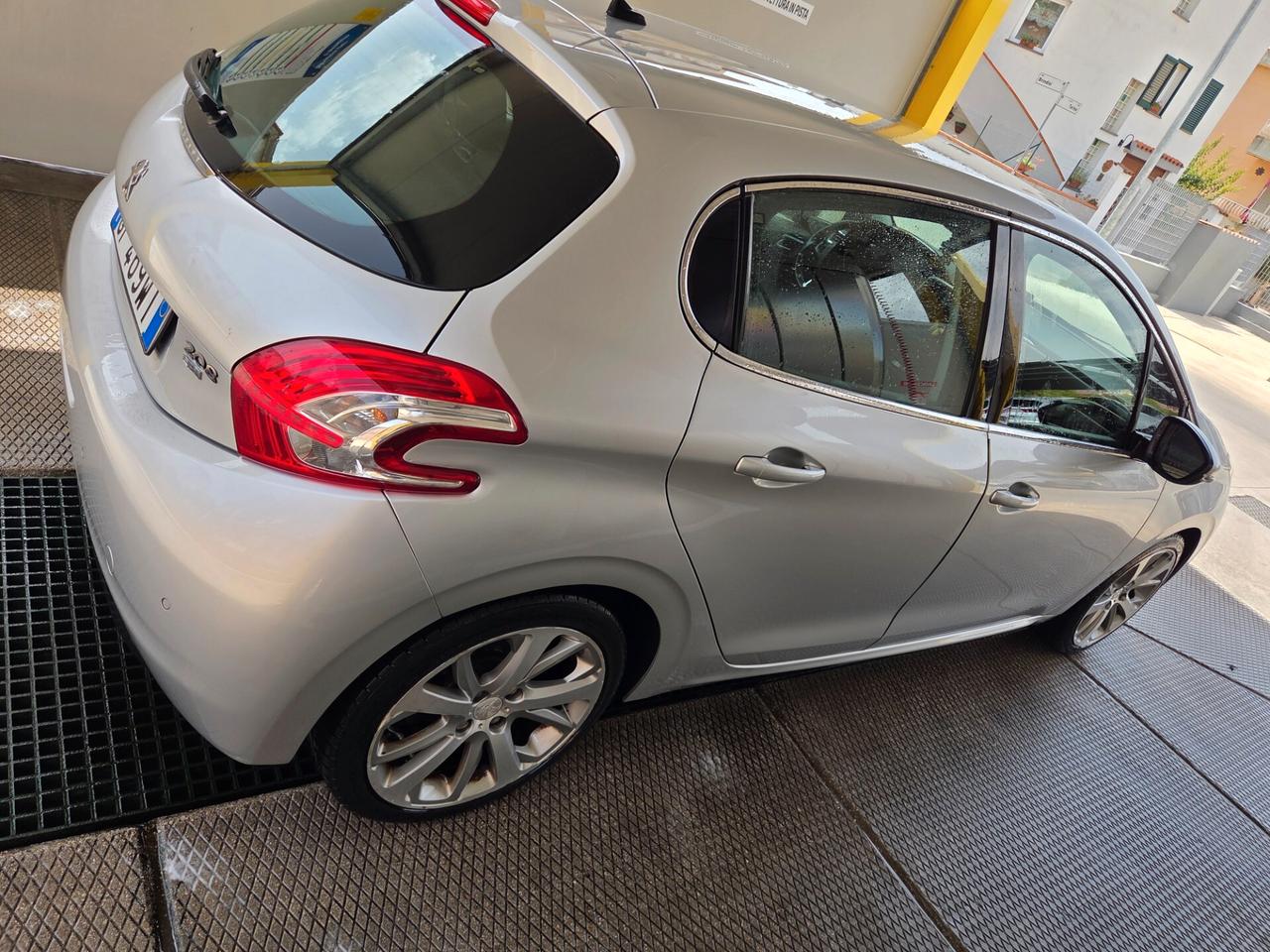 Peugeot 208 1.6 e-HDi 115 CV Stop&Start 5 porte Allure