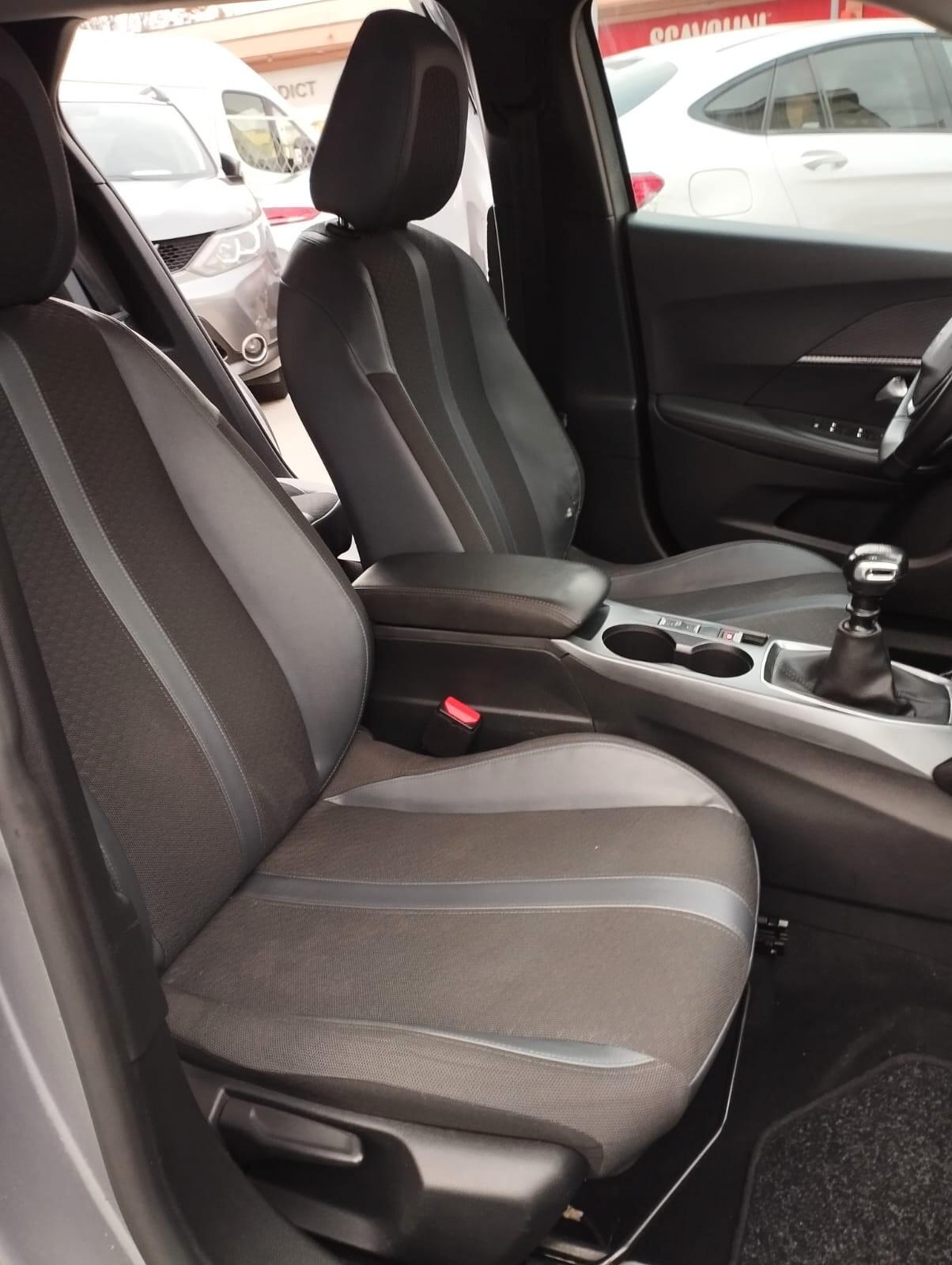 Peugeot 2008 PureTech 100 S&S Allure Navi Pack