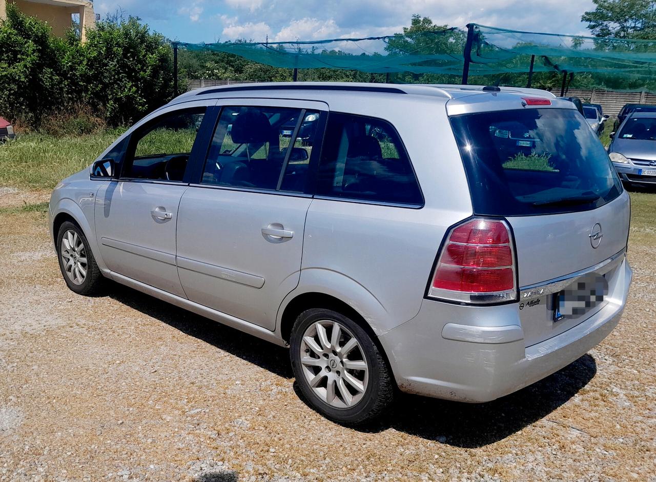 Opel Zafira 1.8 16V VVT Cosmo