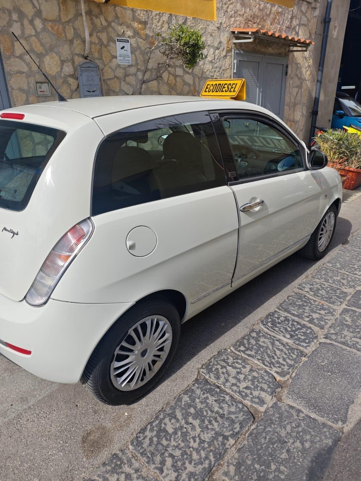 Lancia Ypsilon 1.3 MJT 75 CV Versus