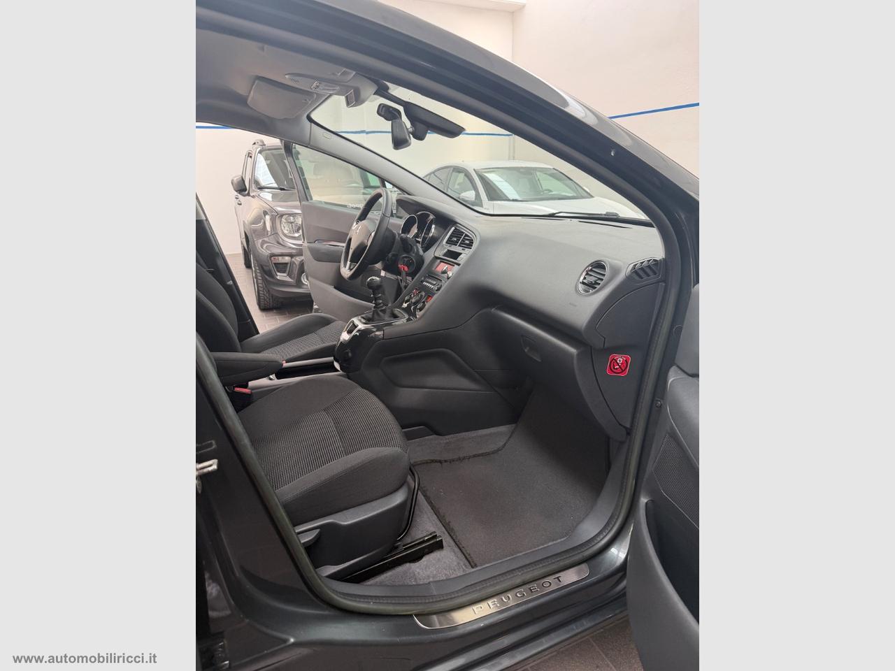 PEUGEOT 5008 1.6 HDi 115 CV 7 POSTI