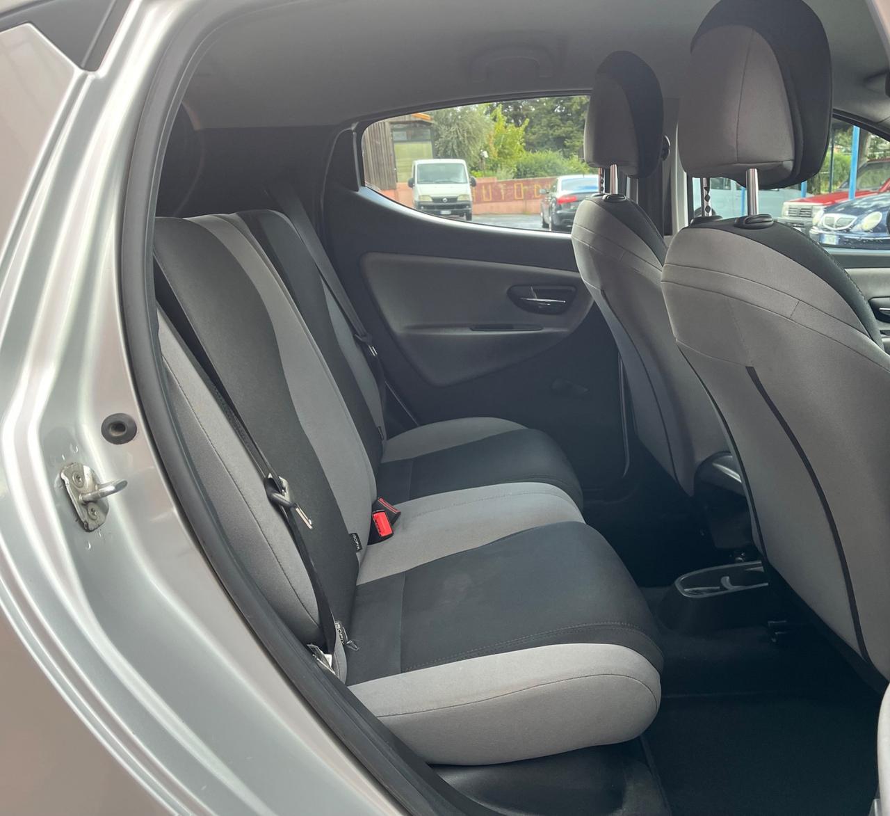 Lancia Ypsilon 1.2 69 CV5porte Silver-soloKm47500-