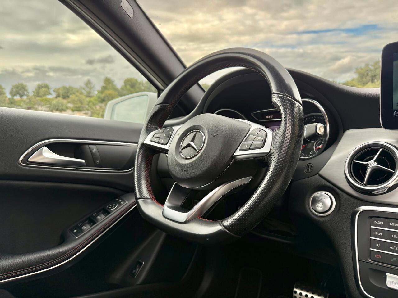 Mercedes GLA200 4MATIC 136/PREMIUM AMG/TETTO/19"