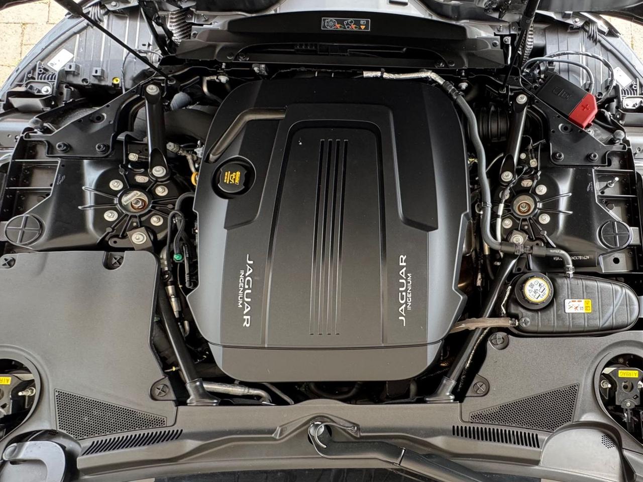 Jaguar F-Pace R-Dynamic Black 2.0 P 300