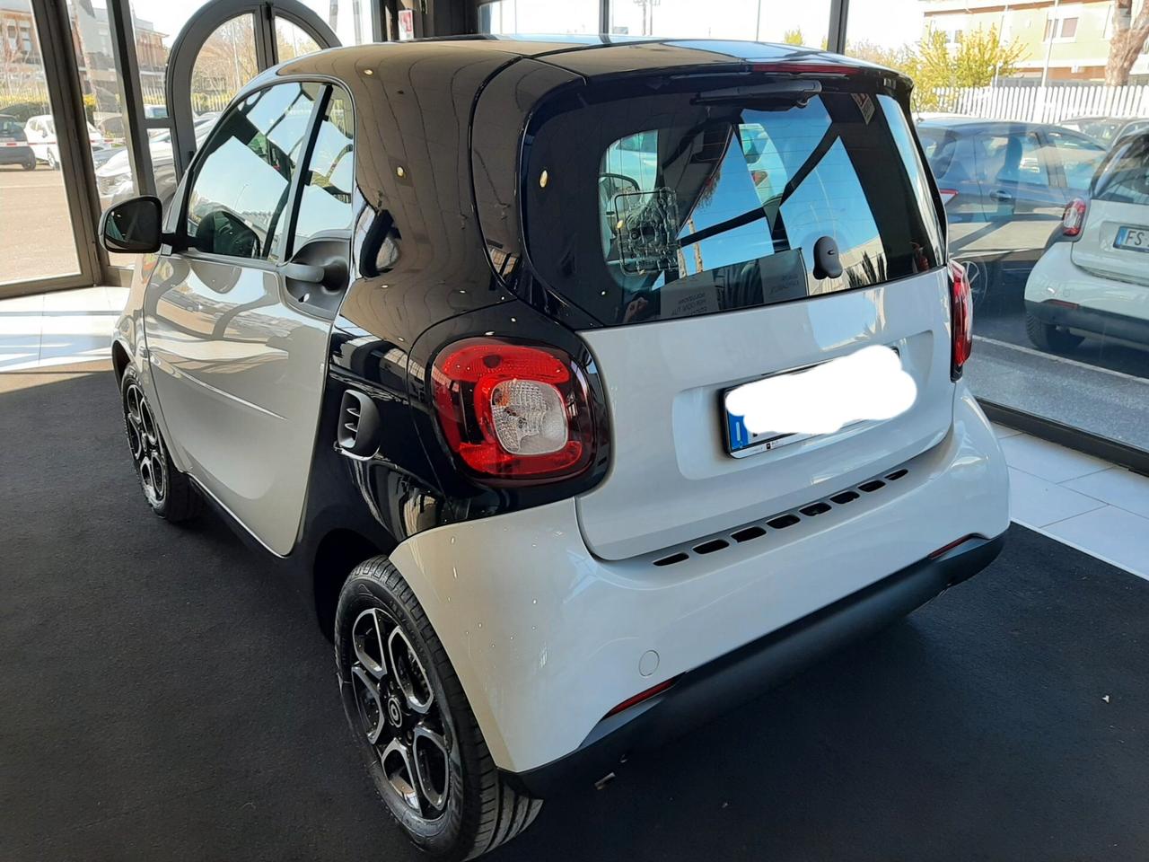 NOLEGGIO SMART FORTWO COUPE’ 70 1.0 52KW PASSION TWINAMIC – (150 KM GIORNALIERI INCLUSI) FORMULA SETTIMANALE: 280,00 EURO FORMULA MENSILE: 750,00 EURO