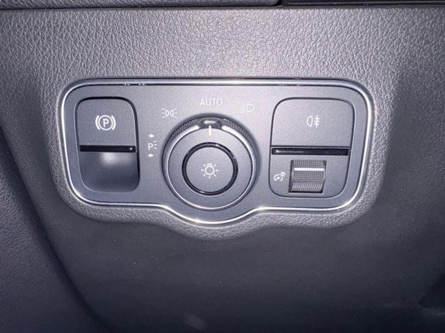 MERCEDES-BENZ GLA 180 d Premium AMG Night Pack AMBIENT * NEOPATENTATI *