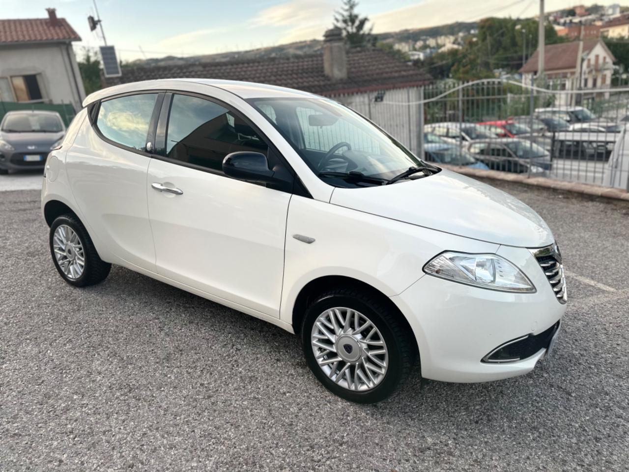 Lancia Ypsilon 0.9 TwinAir 85 CV 5 porte Metano Ecochic Silver