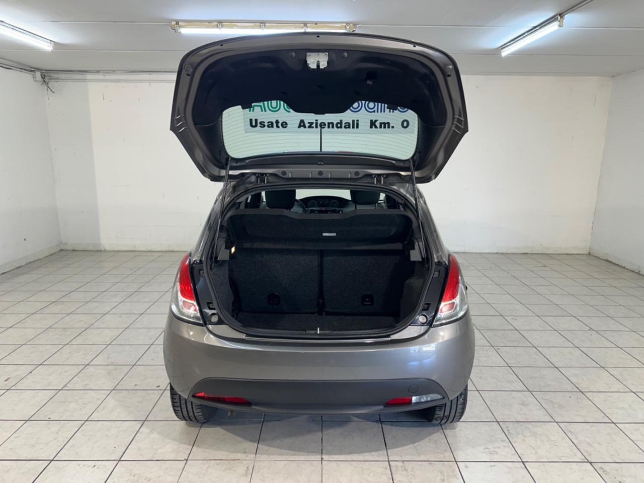 Lancia Ypsilon 1.0 FireFly 5 porte S&S Hybrid Ecochic Silver