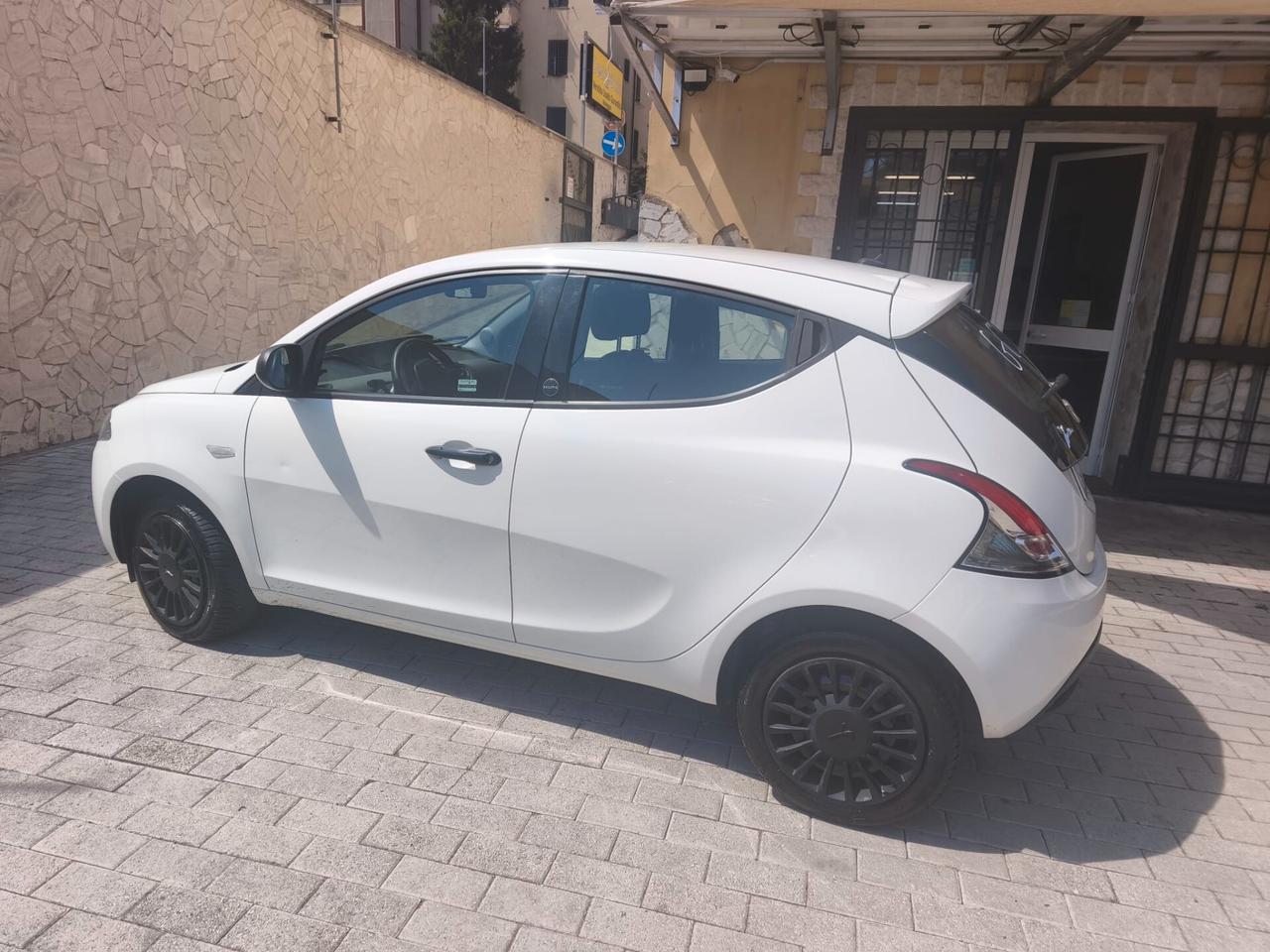 Lancia Ypsilon 1.0 FireFly 5 porte S&S Mild Hybrid Ecochic Silver
