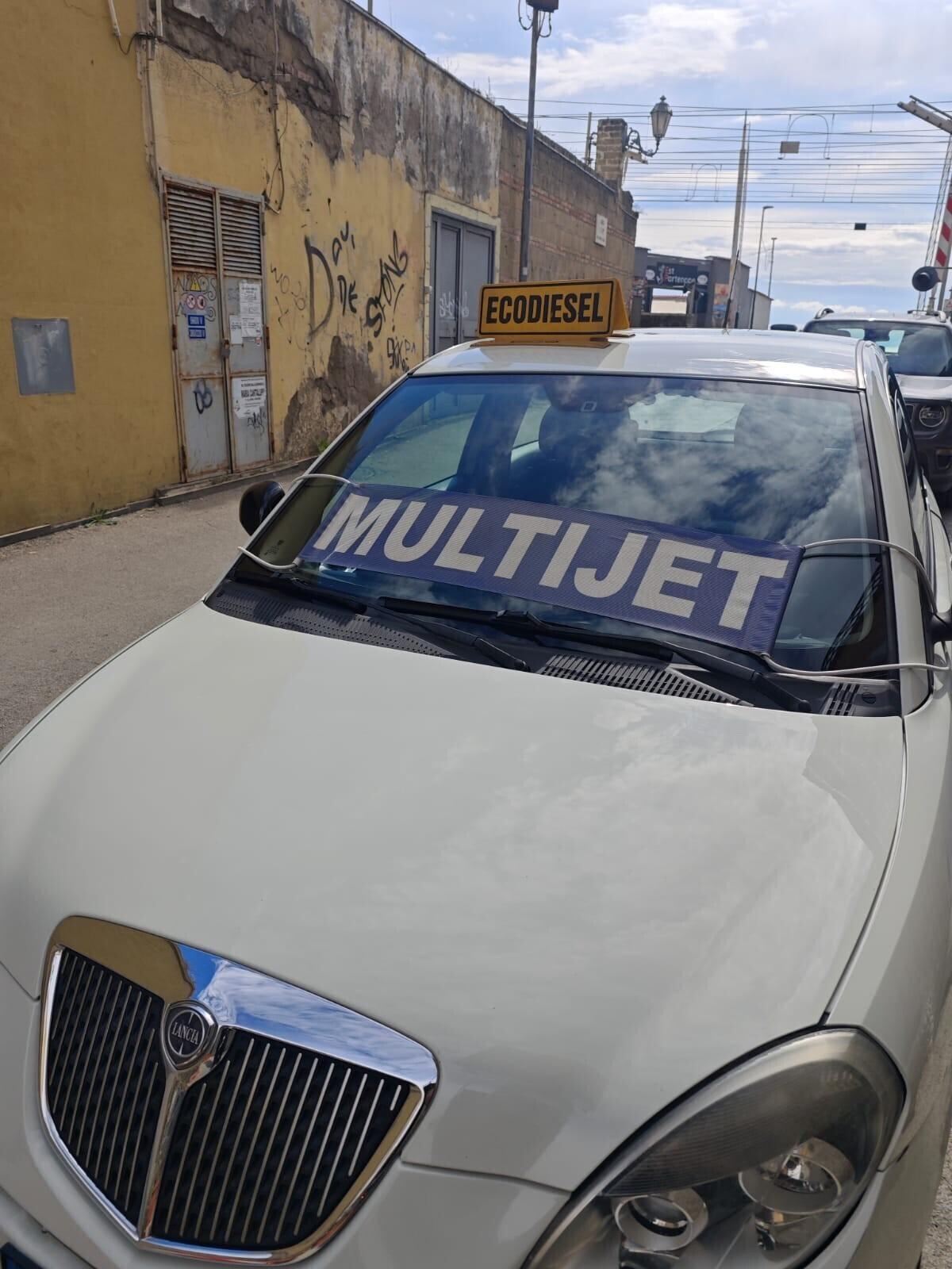 Lancia Ypsilon 1.3 MJT 75 CV Versus