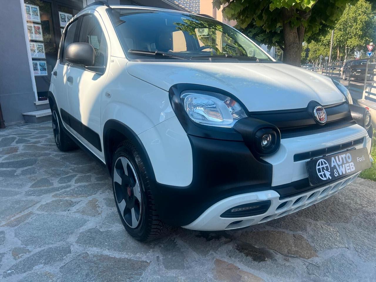 FIAT PANDA HIBRID CITY CROSS NEOPATENTATI