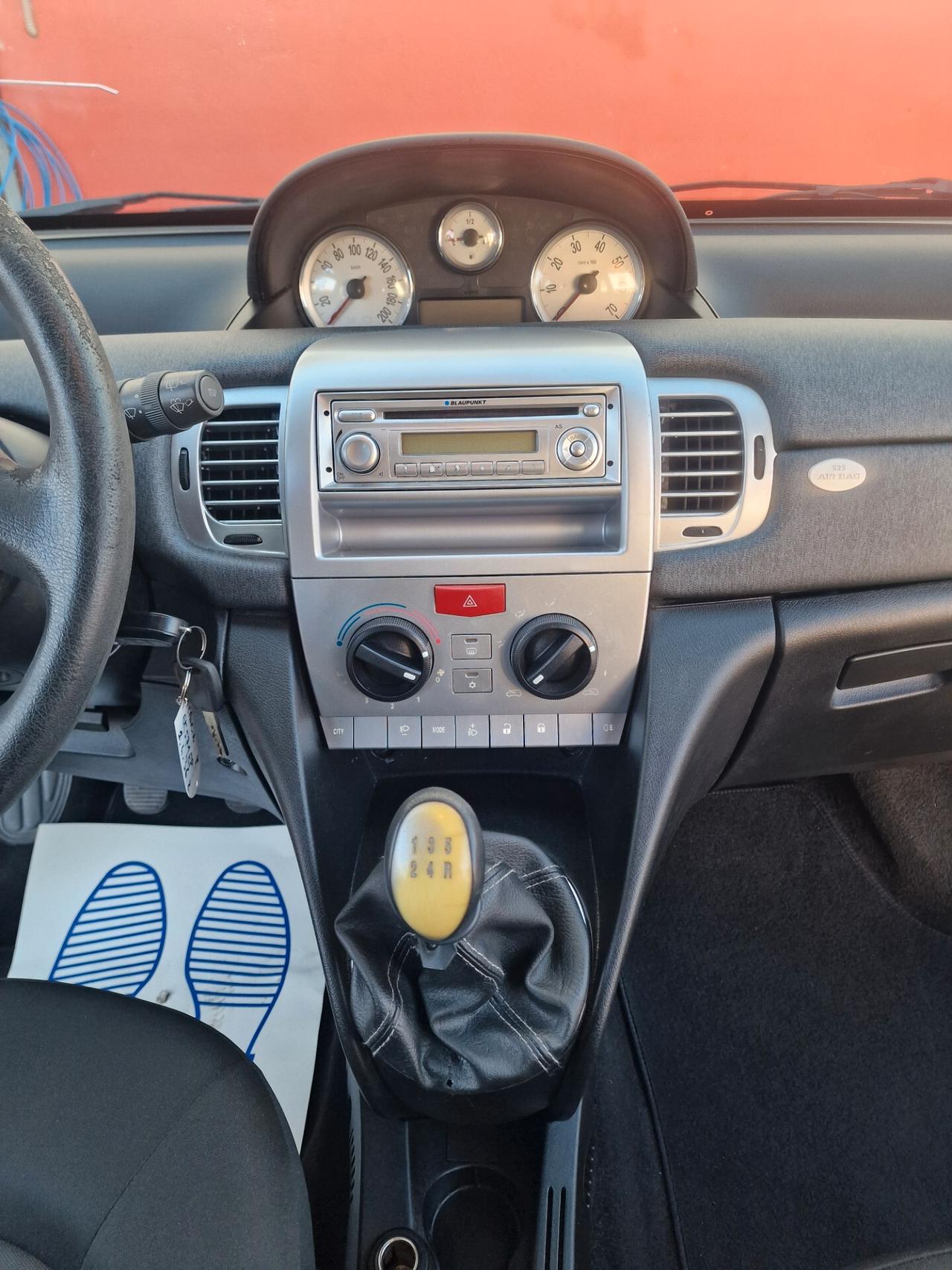 Lancia Ypsilon 1.2 69 CV Unyca