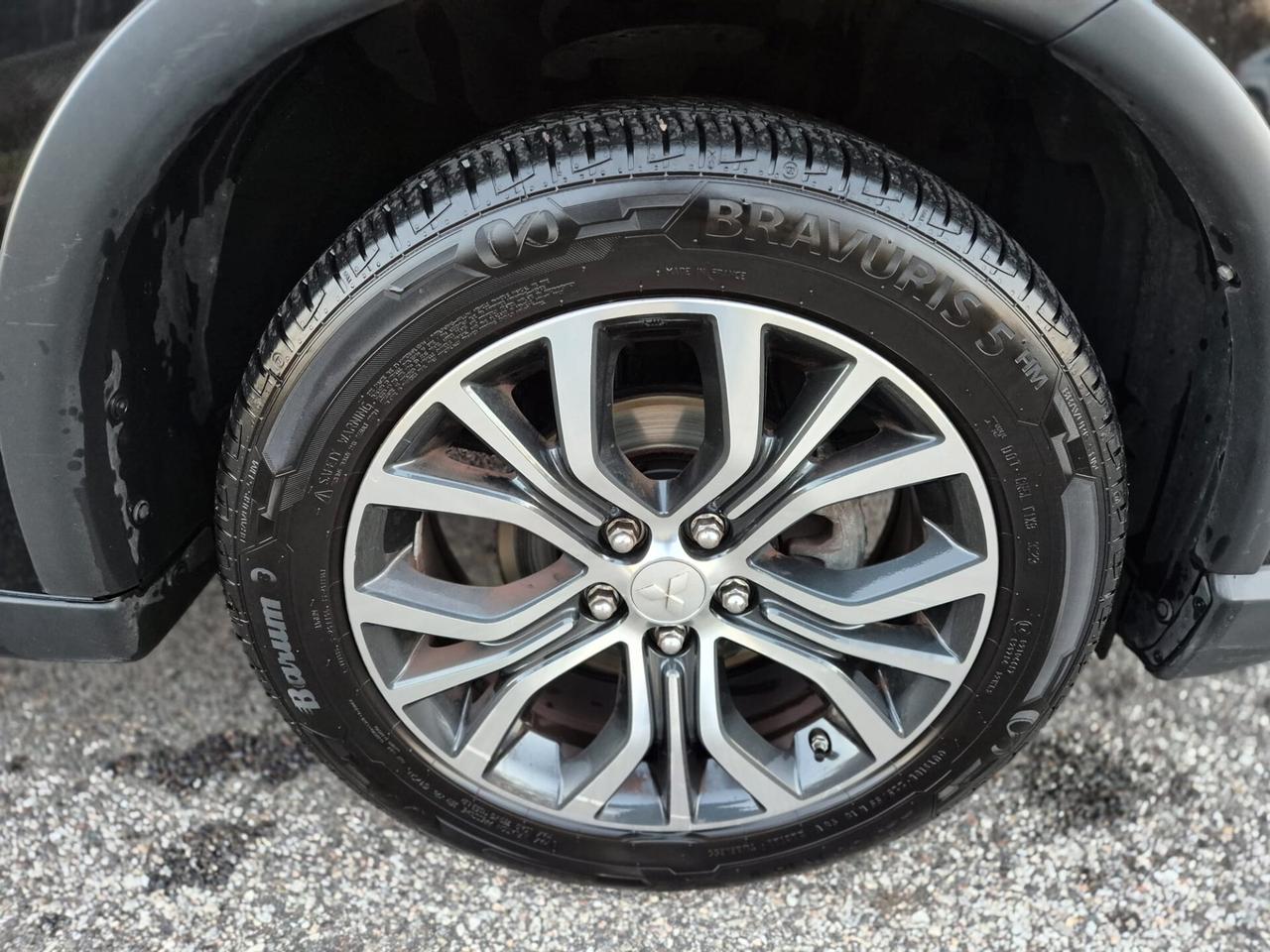 Mitsubishi Outlander 2.2 DI-D 2WD *7 POSTI*