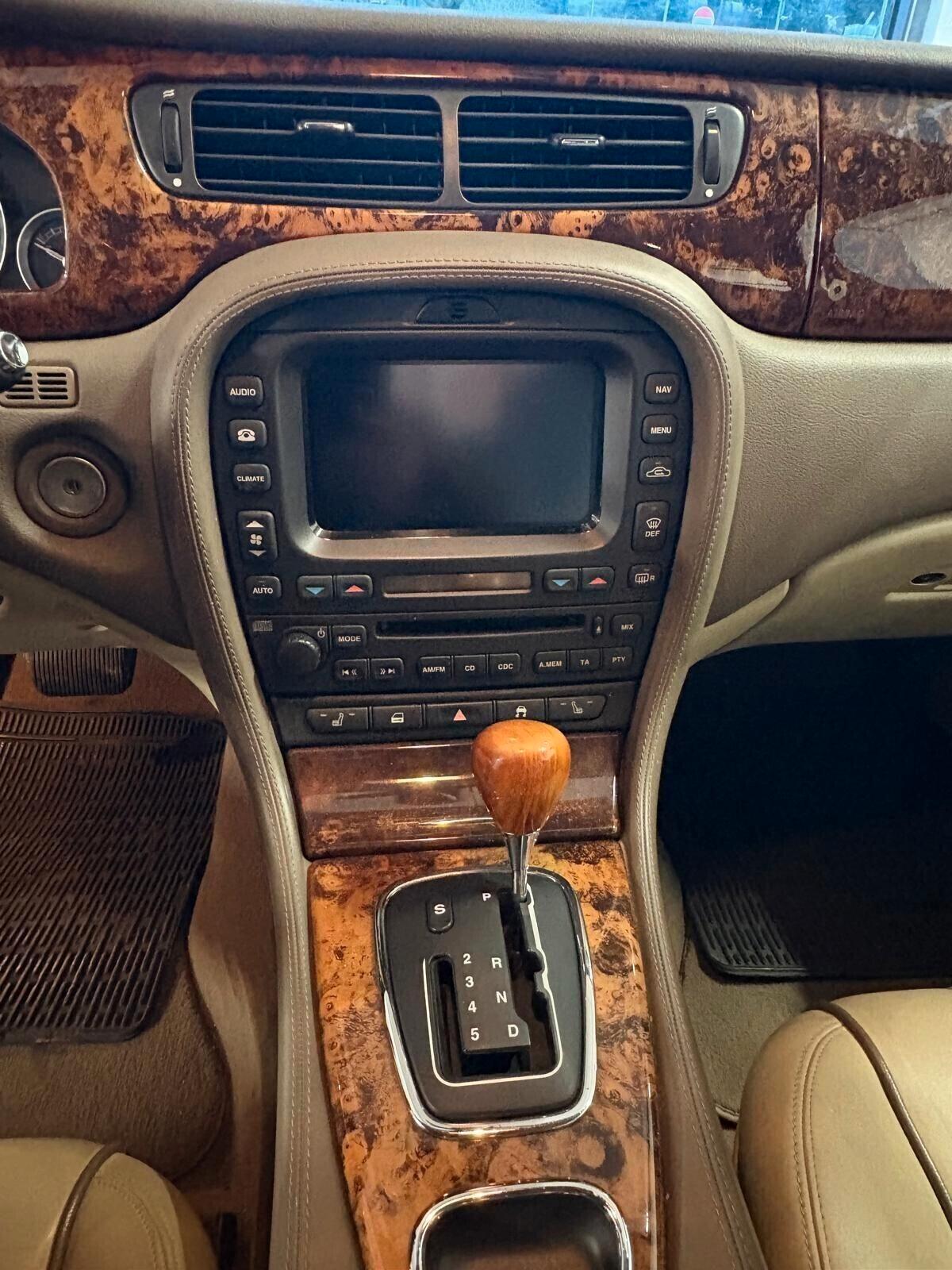 JAGUAR S-TYPE CAMBIO AUT. .Diesel 2700 CV 207 con Km 156.642 certificati