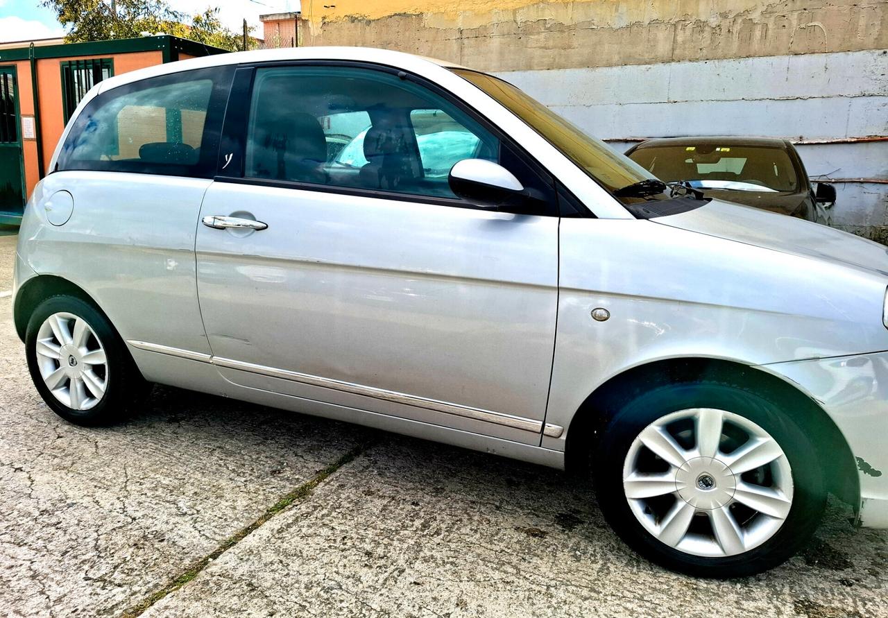 Lancia Ypsilon 1.3 MJT 75 CV Platino
