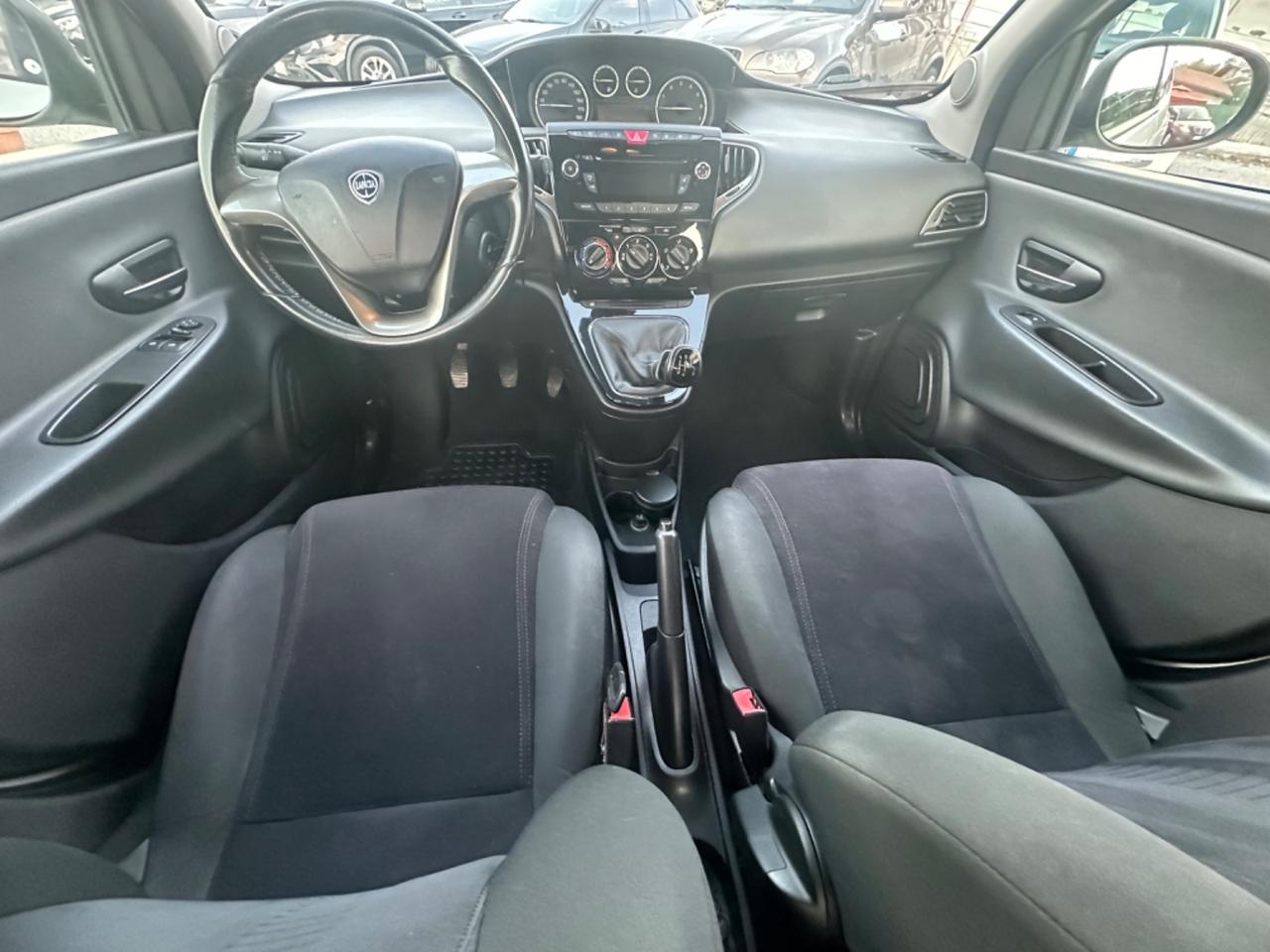 Lancia Ypsilon 0.9 TwinAir 85 CV 5 porte Metano Ecochic Silver