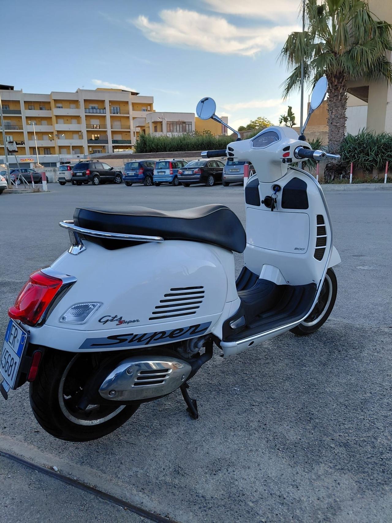 Vespa 310 GTS hpe