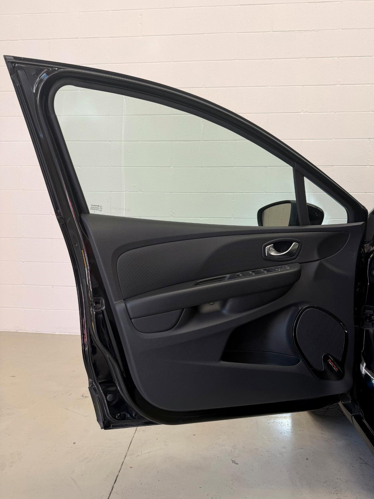 Renault Clio dCi 8V 90 CV 5 porte Moschino Intens