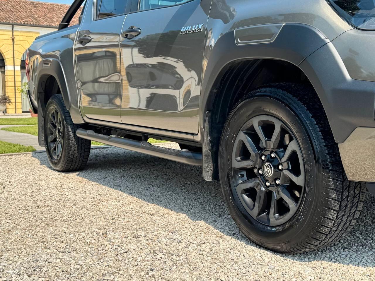 Toyota Hilux 2.4 D-4D A/T 4WD 4 porte Double Cab Invincible