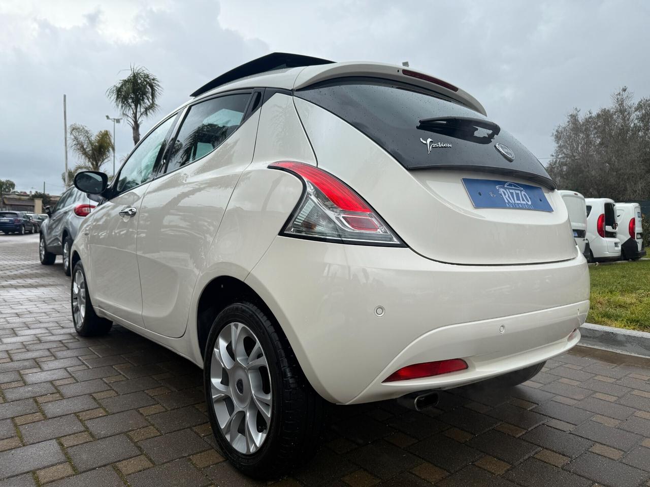 Lancia Ypsilon 1.2 69CV 5 porte Tetto Apribile Platinum