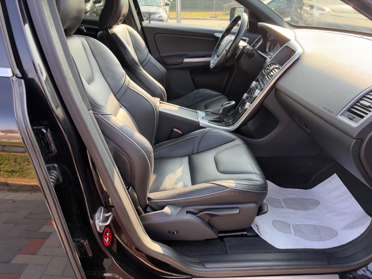 Volvo XC 60 D5 AWD Geartronic R-design Momentum