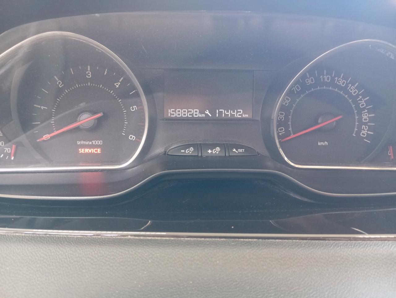 Peugeot 208 1.4 diesel 2015 CON GARANZIA