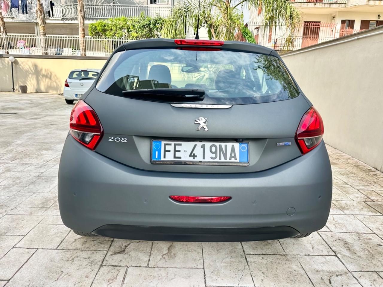 Peugeot 208 BlueHDi 75cv black matt