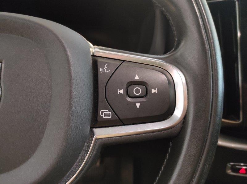 VOLVO XC60 (2017-->) - XC60 B4 Geartronic Momentum