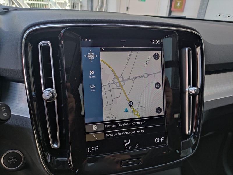 Volvo XC40 T2 Aut Momentum Pro 04/2021 Neopatentati
