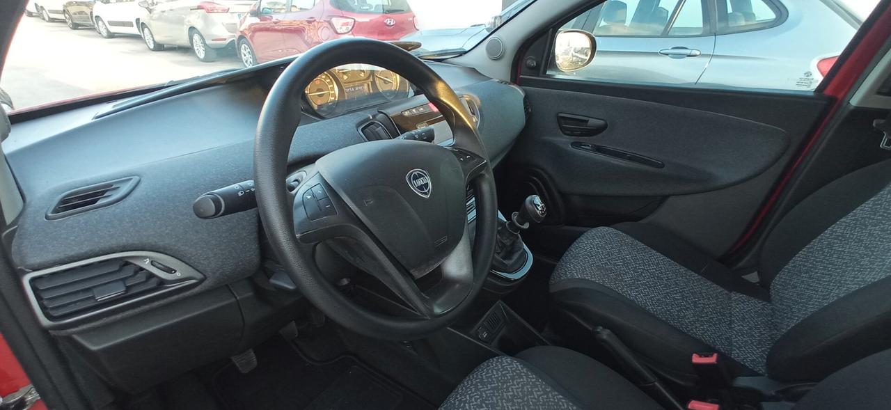 Lancia Ypsilon 1.0 Hybrid