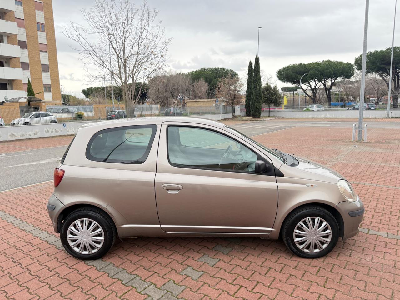 Toyota Yaris 1.0i 3p Sol