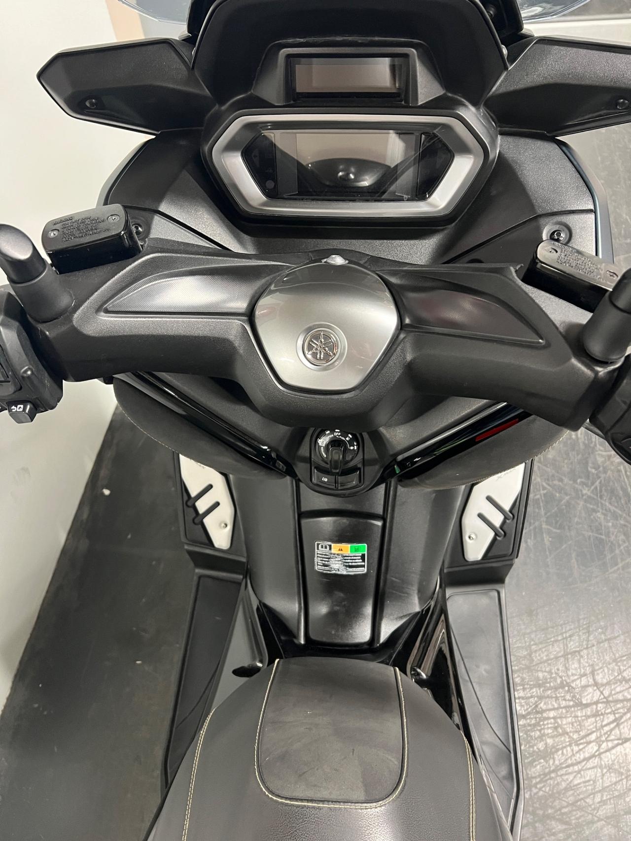 Yamaha X-Max 300 Tech max