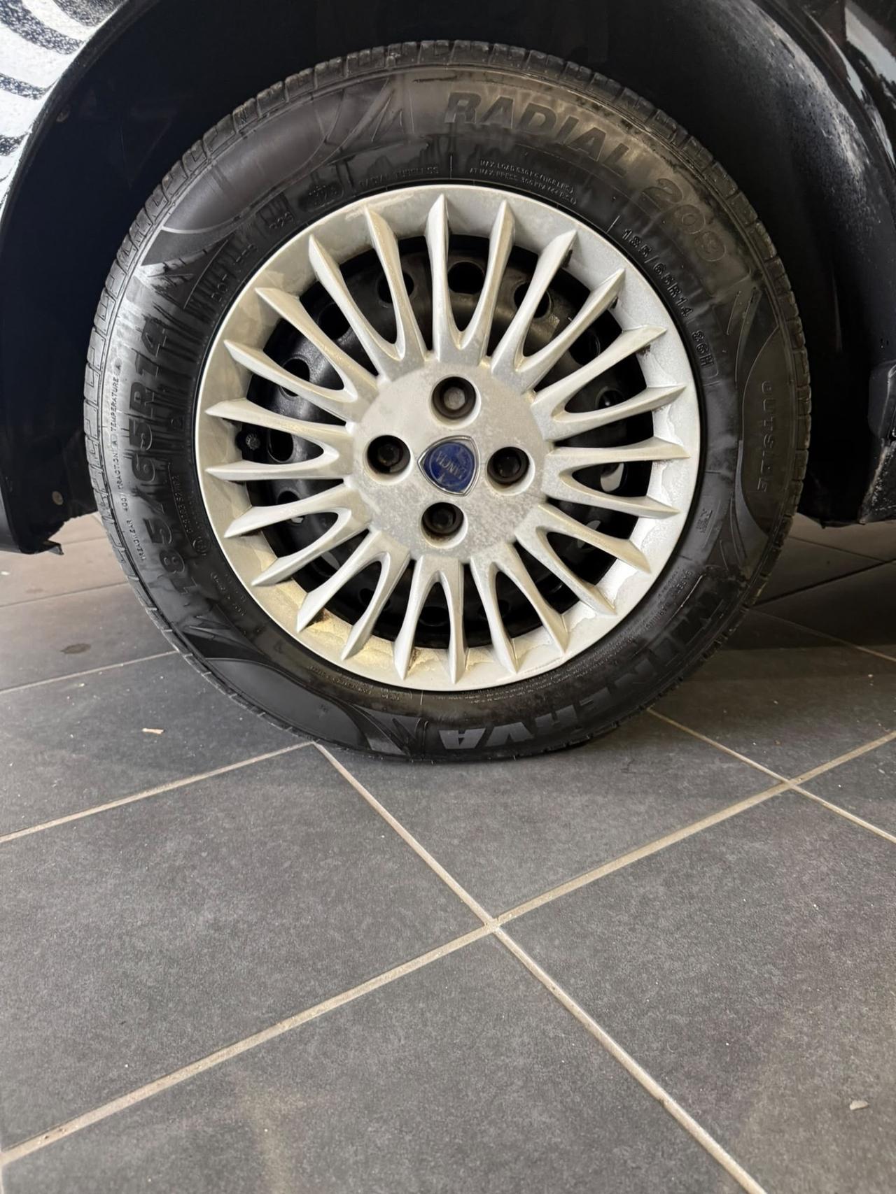 Lancia Ypsilon 1.3 MJT -NEOPATENTATI