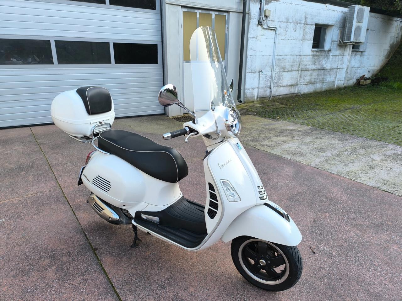 Piaggio Vespa 300 GTS hpe SUPER ABS