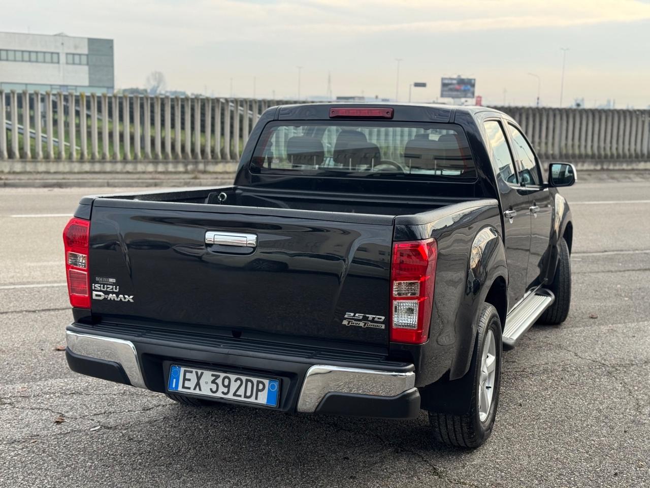 Isuzu D-Max 2.5 Crew Cab Solar A/T 4WD