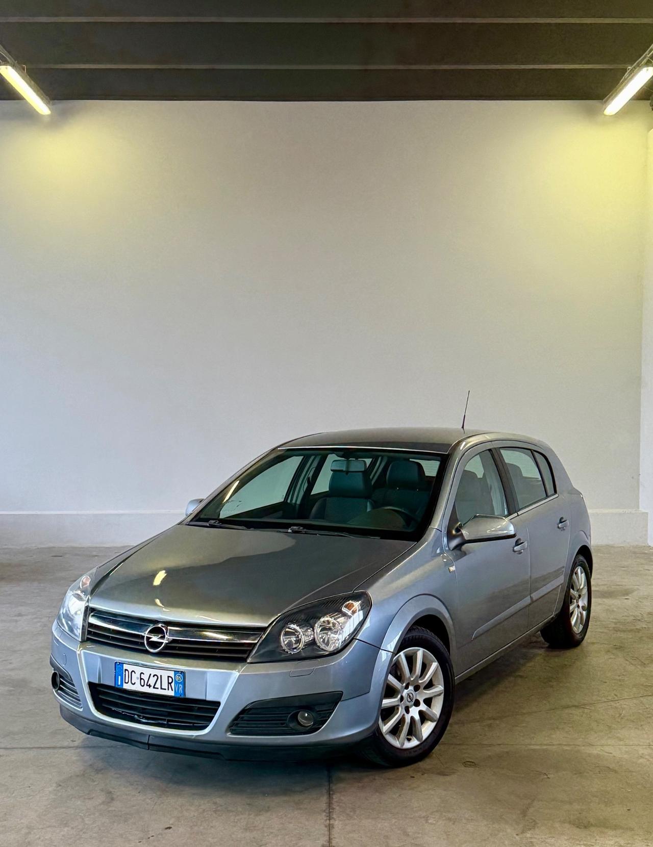 Opel Astra 1.6 16V Twinport 5 porte Cosmo
