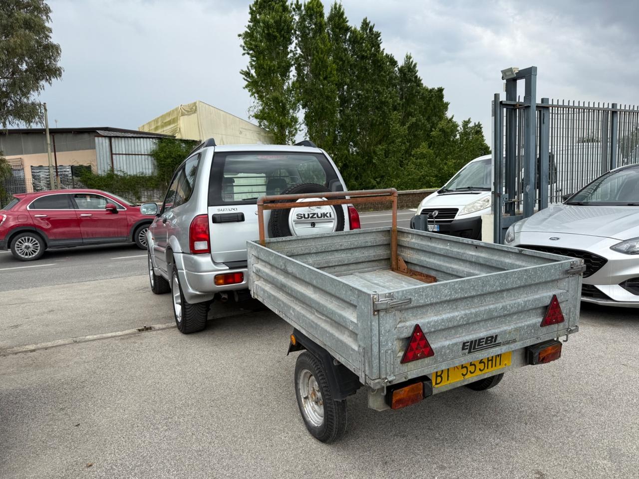 Suzuki Grand Vitara con carrello autocarro GPL