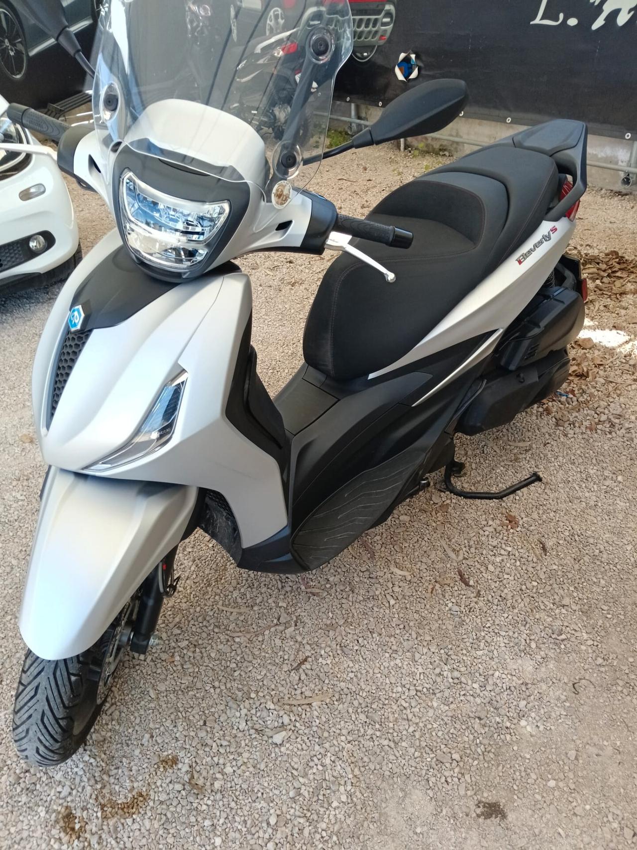 Piaggio Beverly 400 GRIGIO E NERO