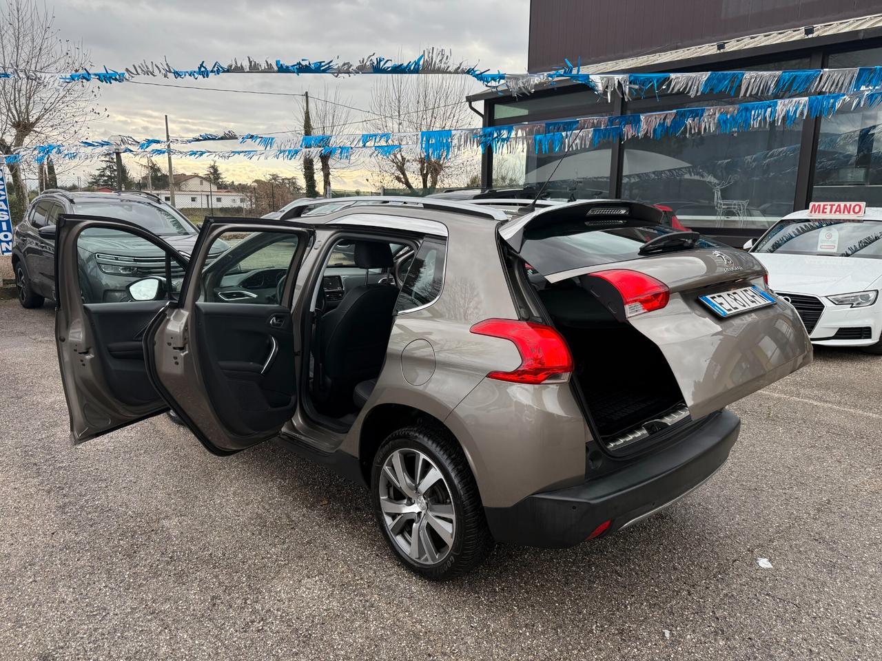 " SOLO 40.000 KM " Peugeot 2008 Benz. Allure