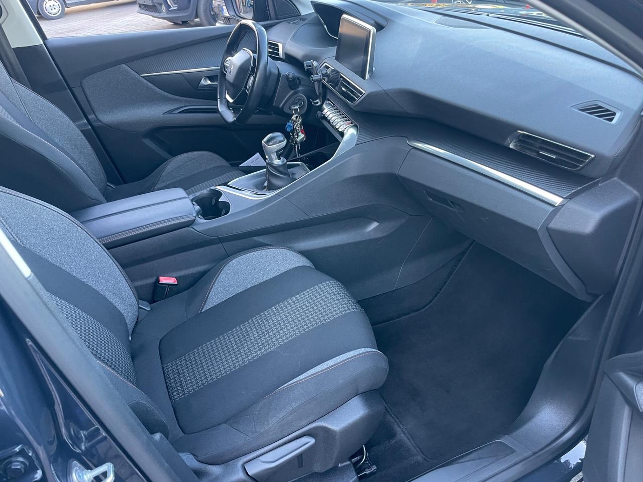 Peugeot 3008 BlueHDi cambio manuale sensori parcheggio ant-vetri privacy