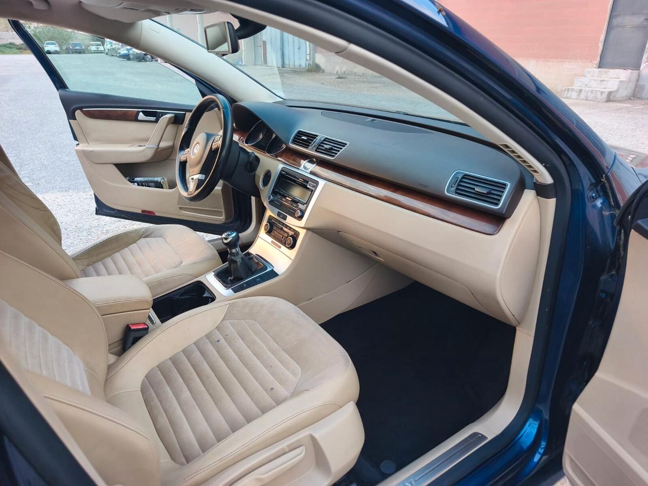 Volkswagen Passat 2011---2.0 Diesel